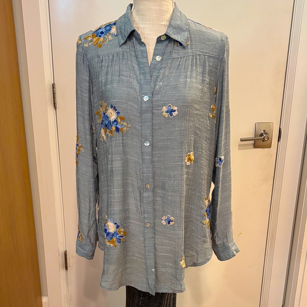 Fig & Flower Blue Embroidered Floral Button Down Blouse - Small